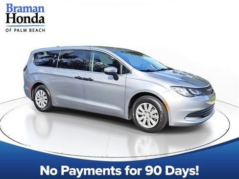 Used 2020 Chrysler Voyager L image 1