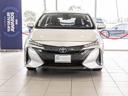 Used 2018 Toyota Prius Prime Premium image 3