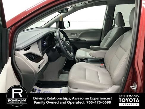 Used 2019 Toyota Sienna XLE FWD image 11