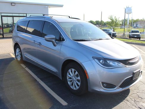 Used 2019 Chrysler Pacifica Touring-L FWD image 8