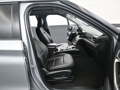 Used 2022 Ford Explorer XLT w/ Equipment Group 202A image 32