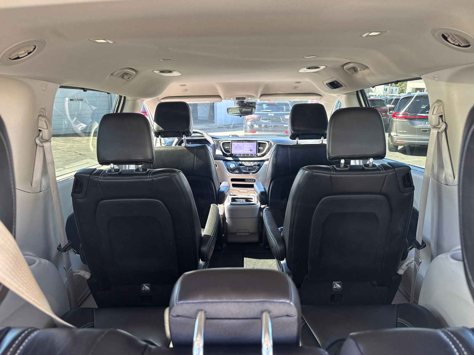 Used 2023 Chrysler Pacifica Touring-L FWD image 19