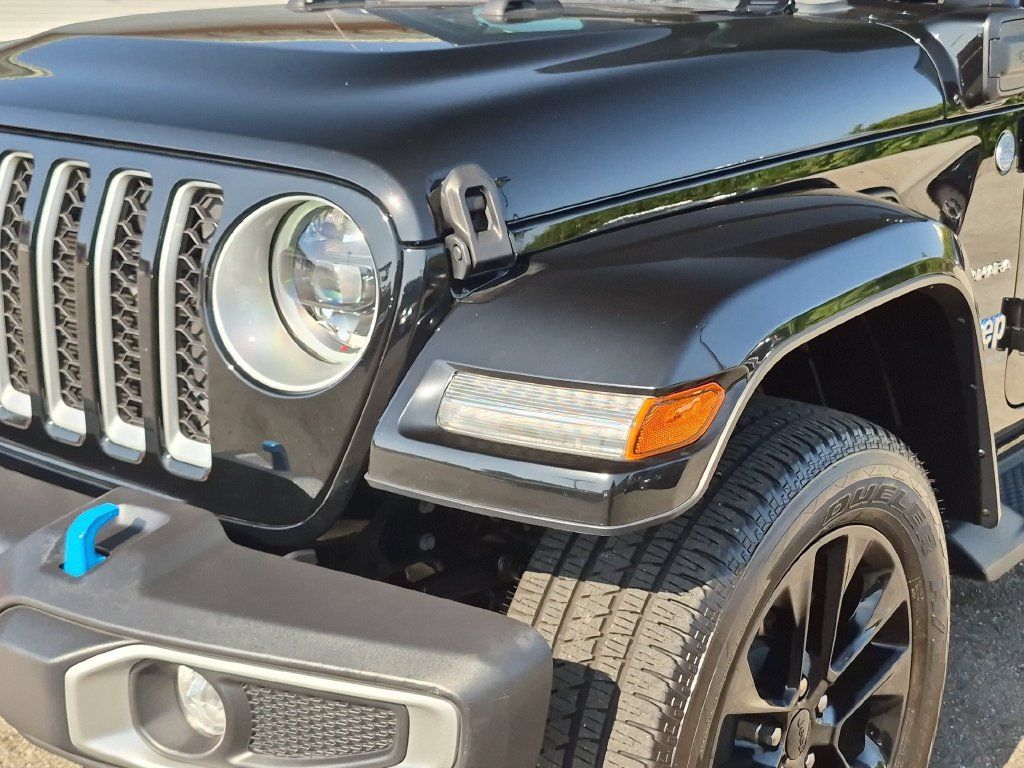 Used 2023 Jeep Wrangler Unlimited Sahara w/ Cold Weather Group AWD/4WD image 9