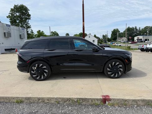 Used 2025 Lincoln Nautilus Reserve AWD/4WD image 5