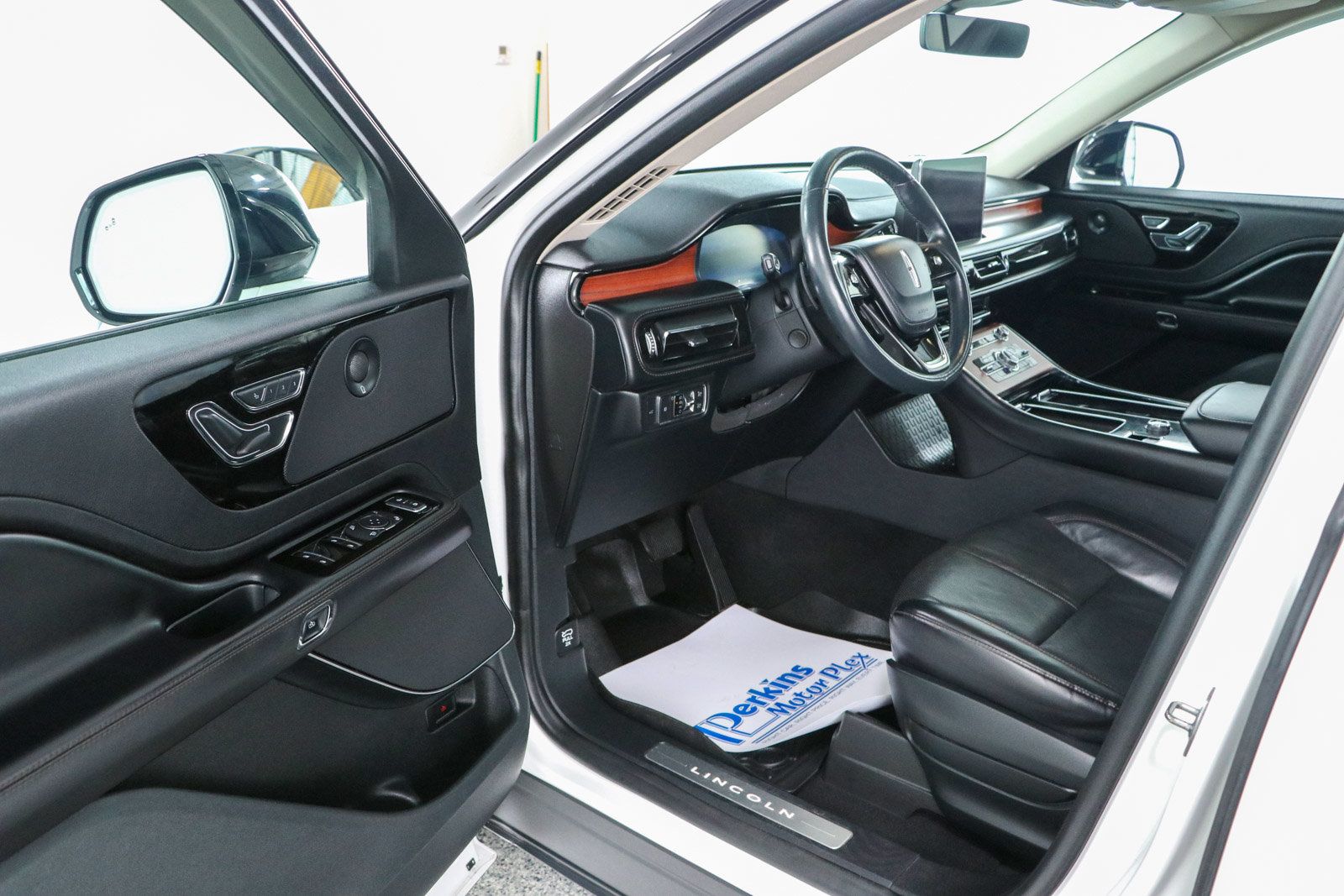 Used 2021 Lincoln Aviator Reserve w/ Equipment Group 201A AWD/4WD image 3