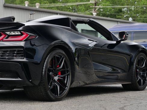 Used 2024 Chevrolet Corvette Z06 w/ Stealth Interior Trim Package RWD image 21