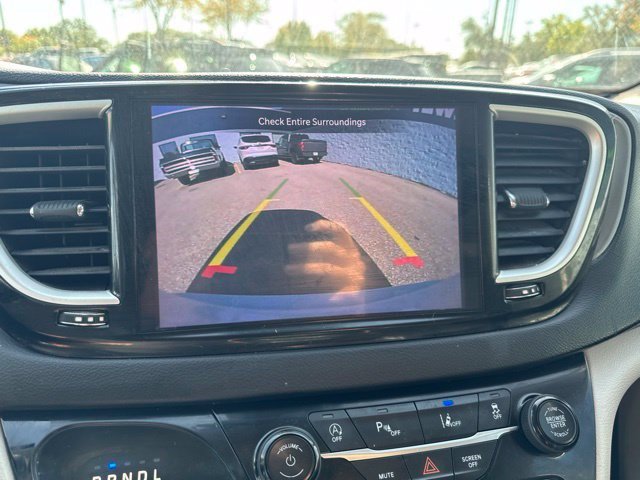 Used 2022 Chrysler Pacifica Touring-L FWD image 23