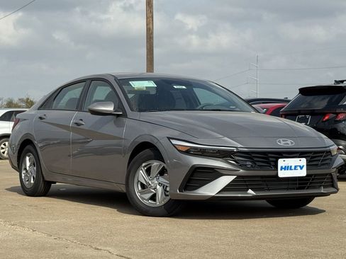 New 2026 Hyundai Elantra SE image 2