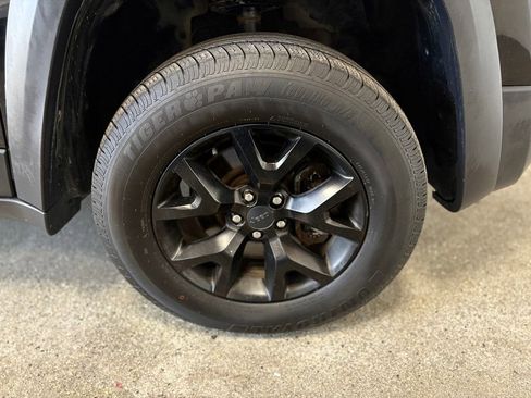 Used 2016 Jeep Cherokee Trailhawk w/ Comfort/Convenience Group AWD/4WD image 27