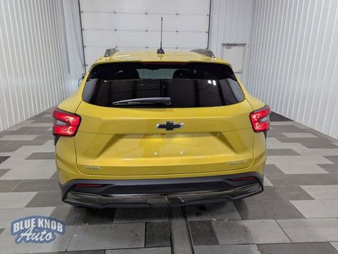 Used 2024 Chevrolet Trax ACTIV w/ Sunroof Package image 3