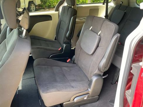 Used 2018 Dodge Grand Caravan SE w/ UConnect Hands-Free Group FWD image 9
