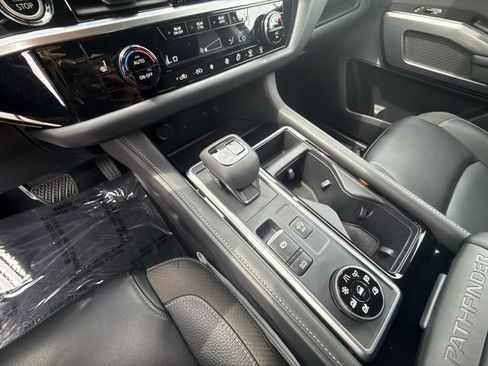 Certified 2024 Nissan Pathfinder SL w/ Black Appearance Package AWD/4WD image 18