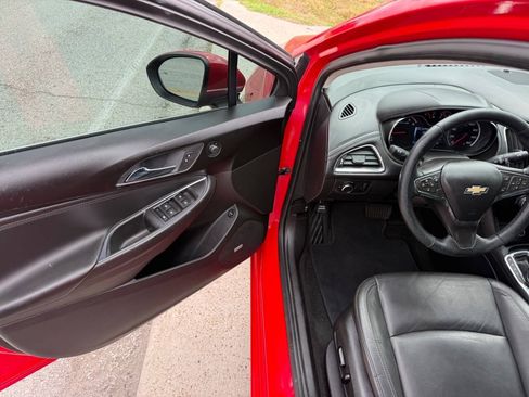 Used 2017 Chevrolet Cruze LT FWD image 3