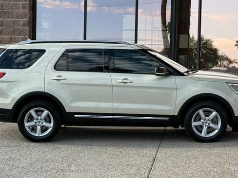 Used 2018 Ford Explorer XLT w/ Equipment Group 201A FWD image 14