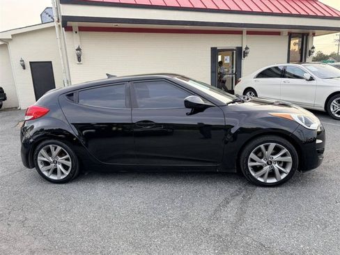 Used 2016 Hyundai Veloster FWD image 3