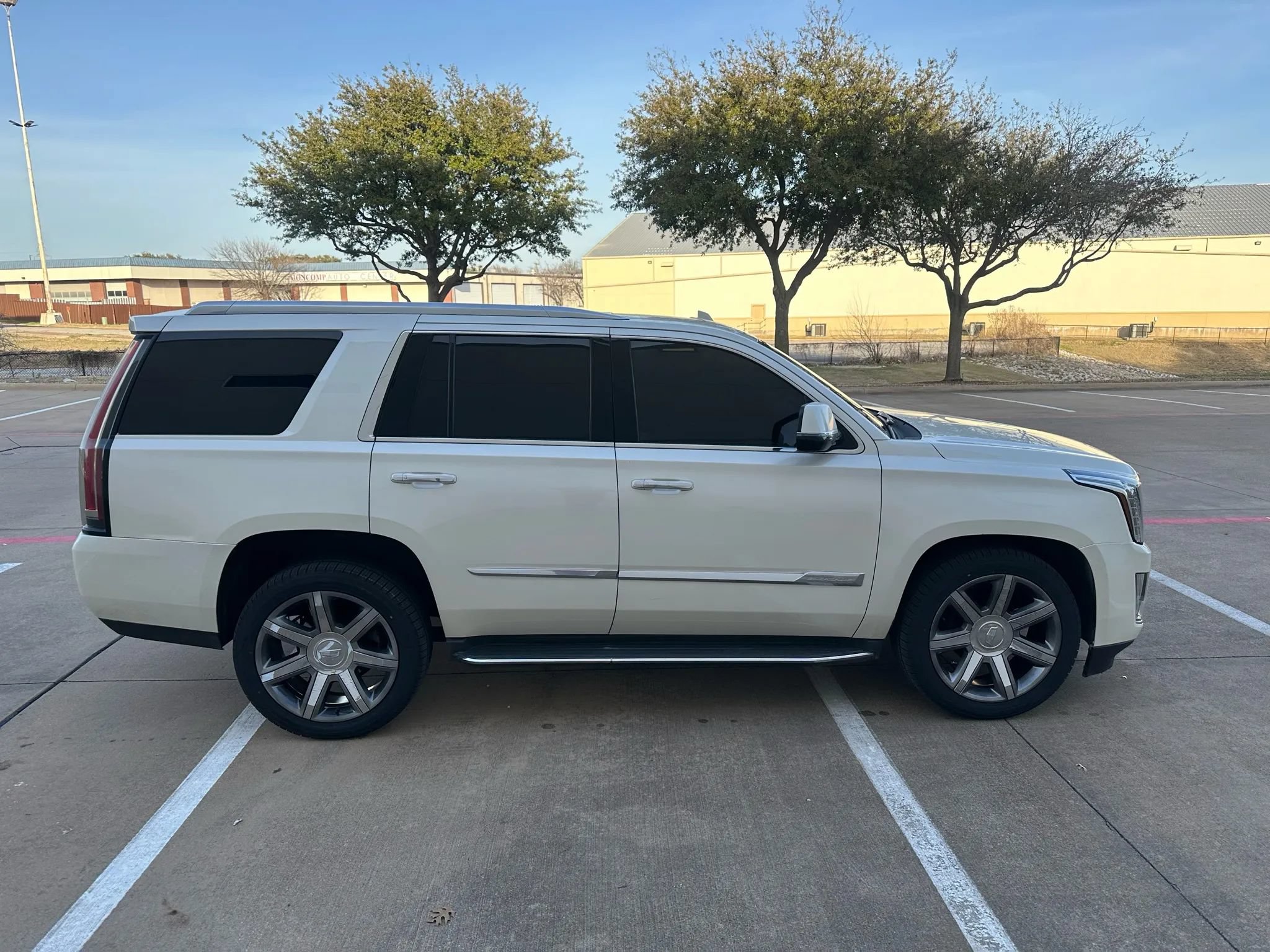 Used 2015 Cadillac Escalade Luxury AWD/4WD image 8