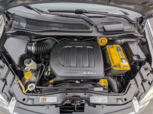 Used 2015 Chrysler Town & Country Touring w/ Driver Convenience Group image 29