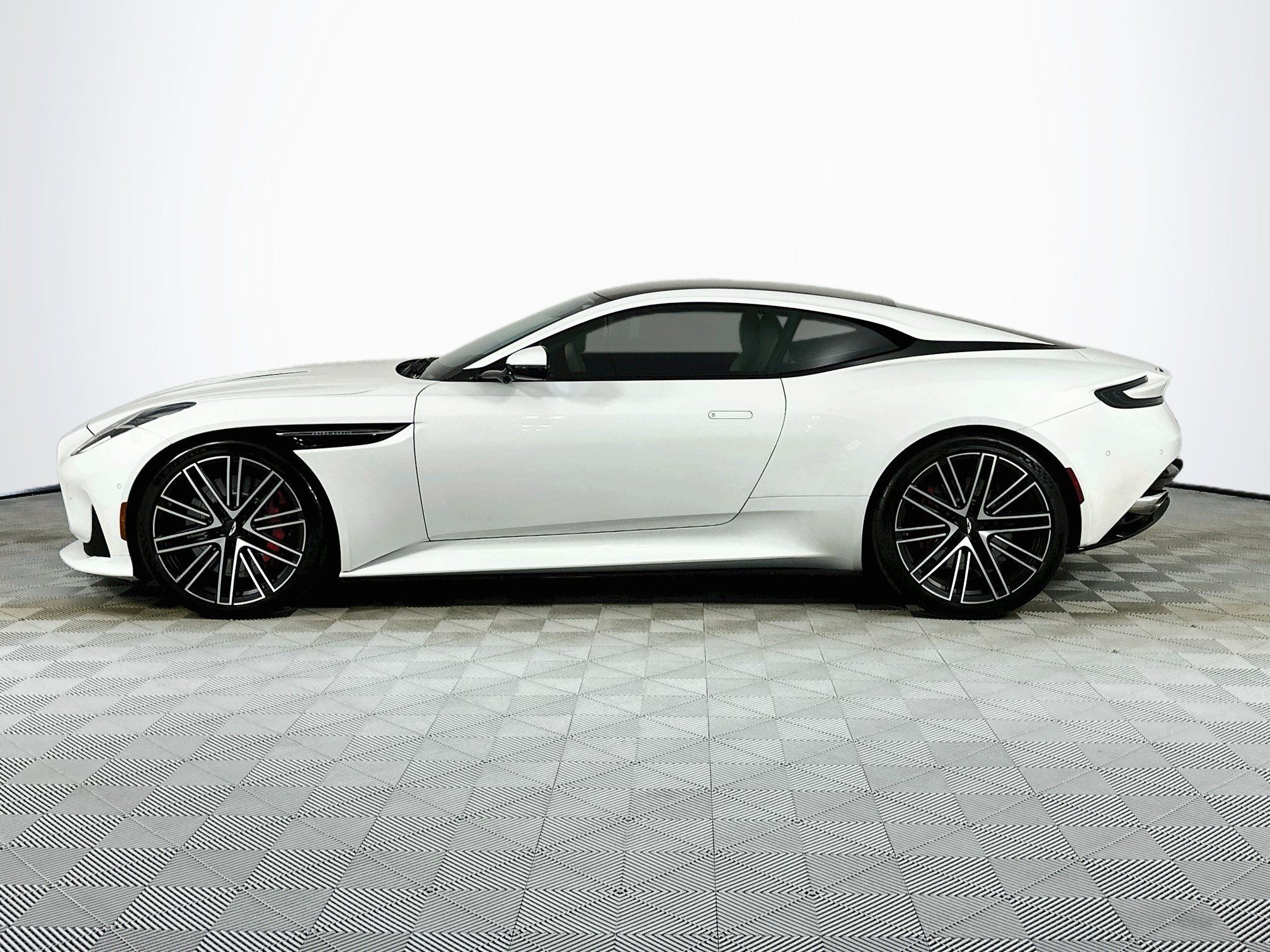 Used 2025 Aston Martin DB12 Coupe RWD image 17