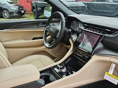 New 2025 Jeep Grand Cherokee Limited image 11