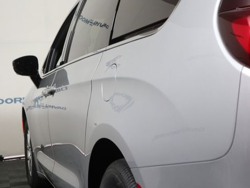 New 2026 Chrysler Pacifica Select image 10