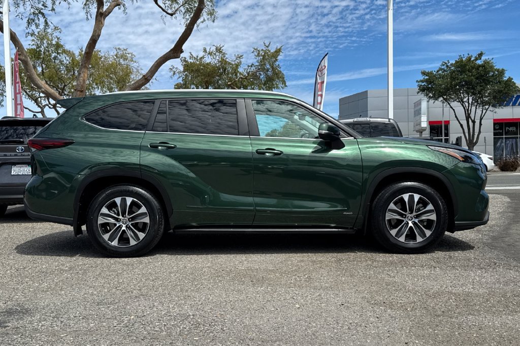 Used 2025 Toyota Highlander XLE AWD/4WD image 2