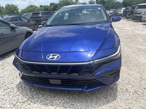 Used 2025 Hyundai Elantra SEL FWD image 2