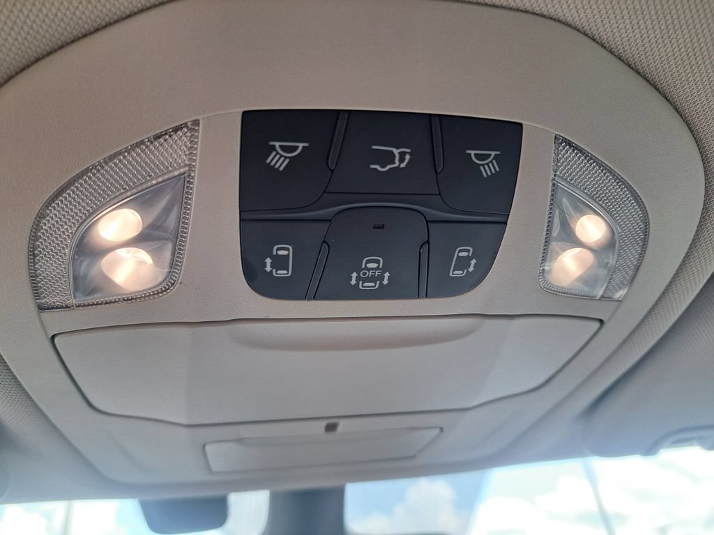 Used 2021 Chrysler Pacifica Touring-L FWD image 17
