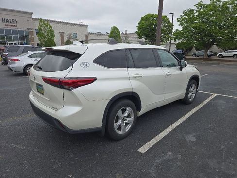 Used 2020 Toyota Highlander LE AWD/4WD image 3