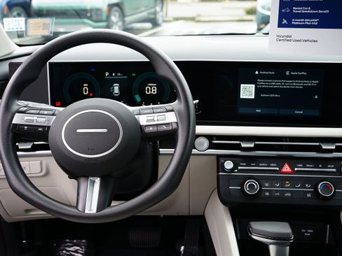 Used 2025 Hyundai Tucson SE image 16