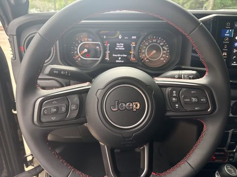 Used 2024 Jeep Gladiator Rubicon image 24