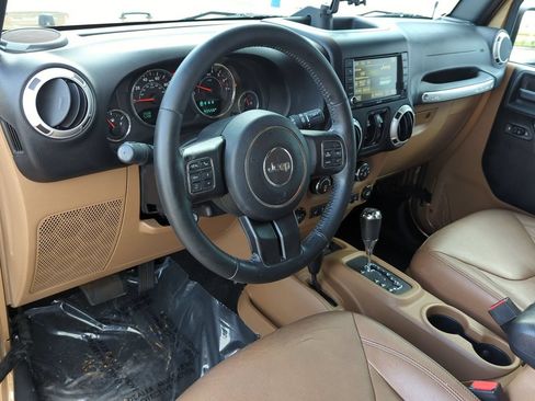 Used 2015 Jeep Wrangler Unlimited Sahara w/ Connectivity Group AWD/4WD image 9