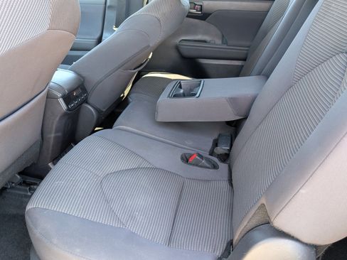 Used 2024 Toyota Highlander LE image 7