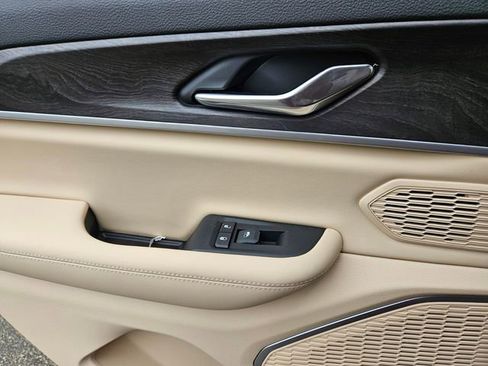 New 2025 Jeep Grand Cherokee Limited w/ Luxury Tech Group II RWD image 11