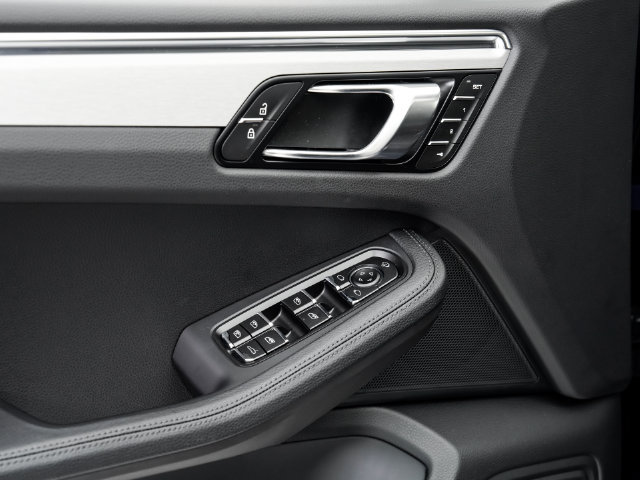 Certified 2026 Porsche Macan AWD/4WD image 7