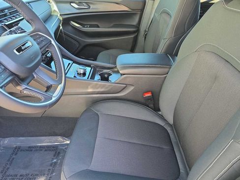 New 2025 Jeep Grand Cherokee Laredo image 1