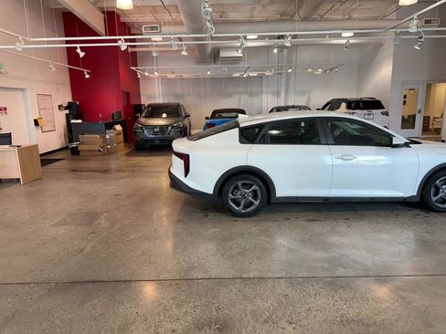 Used 2025 Kia K4 LXS image 16