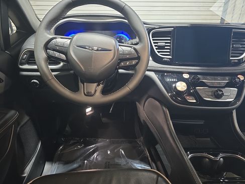 Used 2025 Chrysler Pacifica Limited FWD image 14