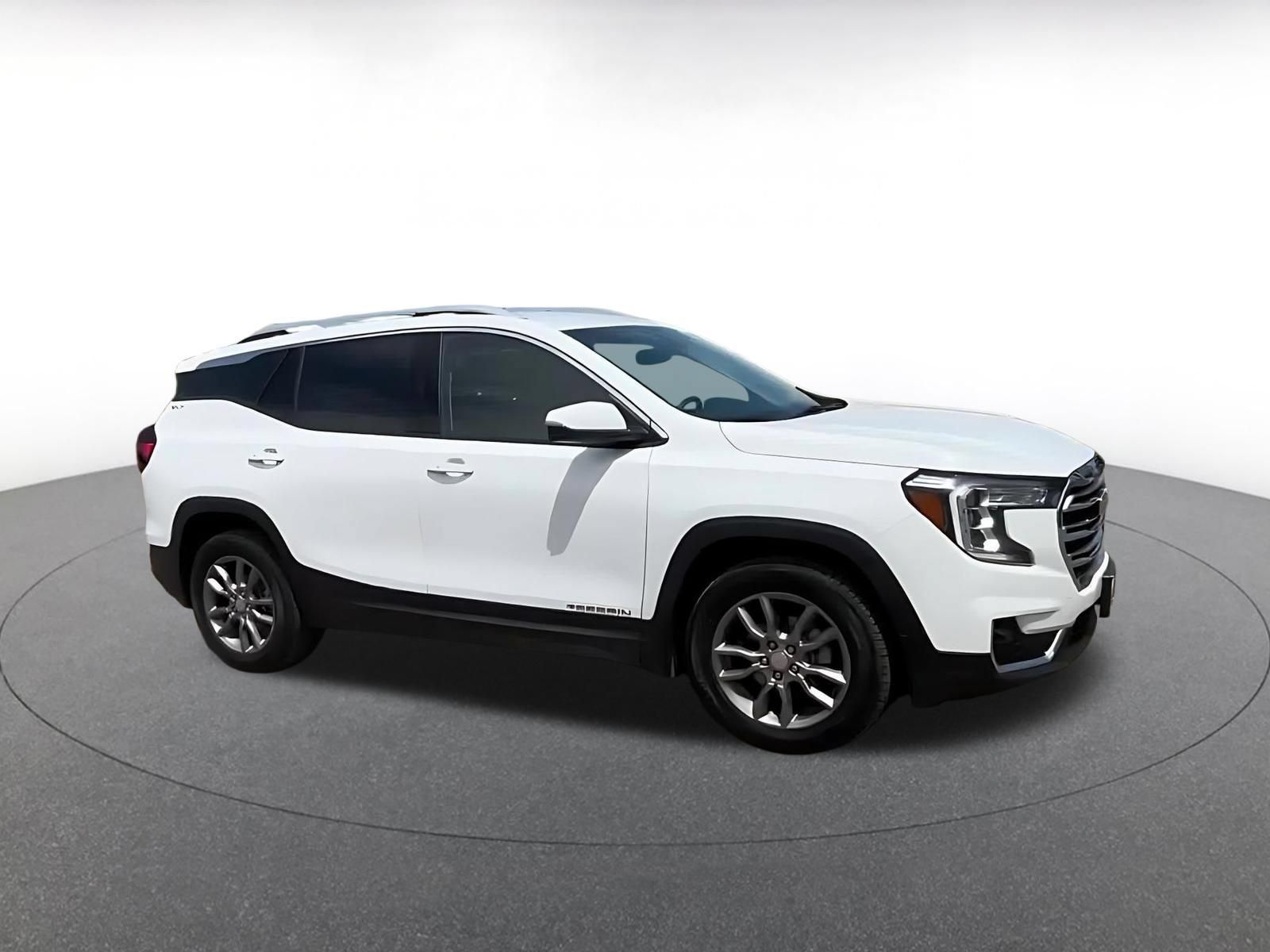 Used 2024 GMC Terrain SLT AWD/4WD image 2