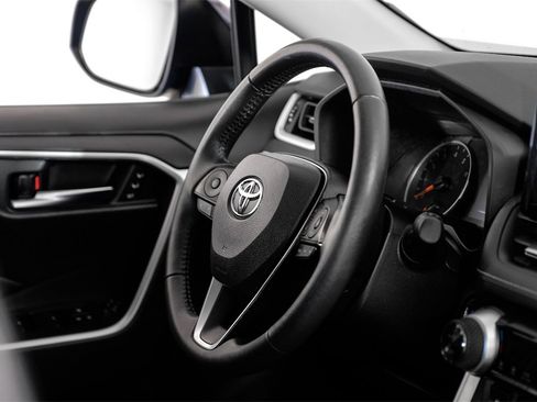 Used 2021 Toyota RAV4 XLE Premium image 14