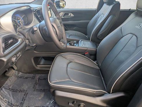 New 2026 Chrysler Pacifica Limited image 4