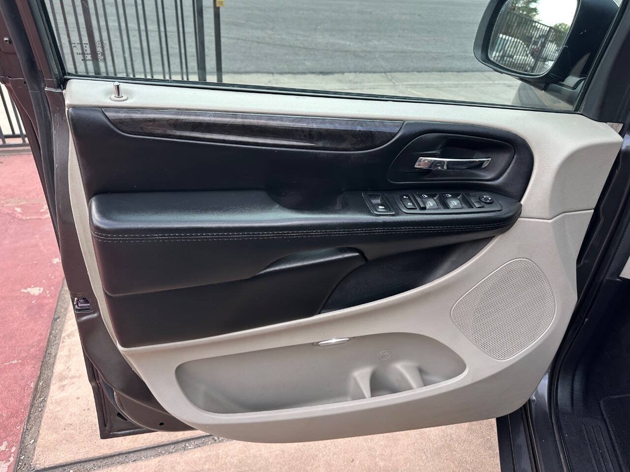 Used 2018 Dodge Grand Caravan SE w/ UConnect Hands-Free Group FWD image 8