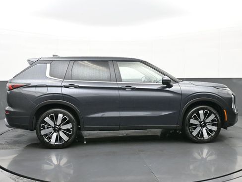 Used 2025 Mitsubishi Outlander SE image 2