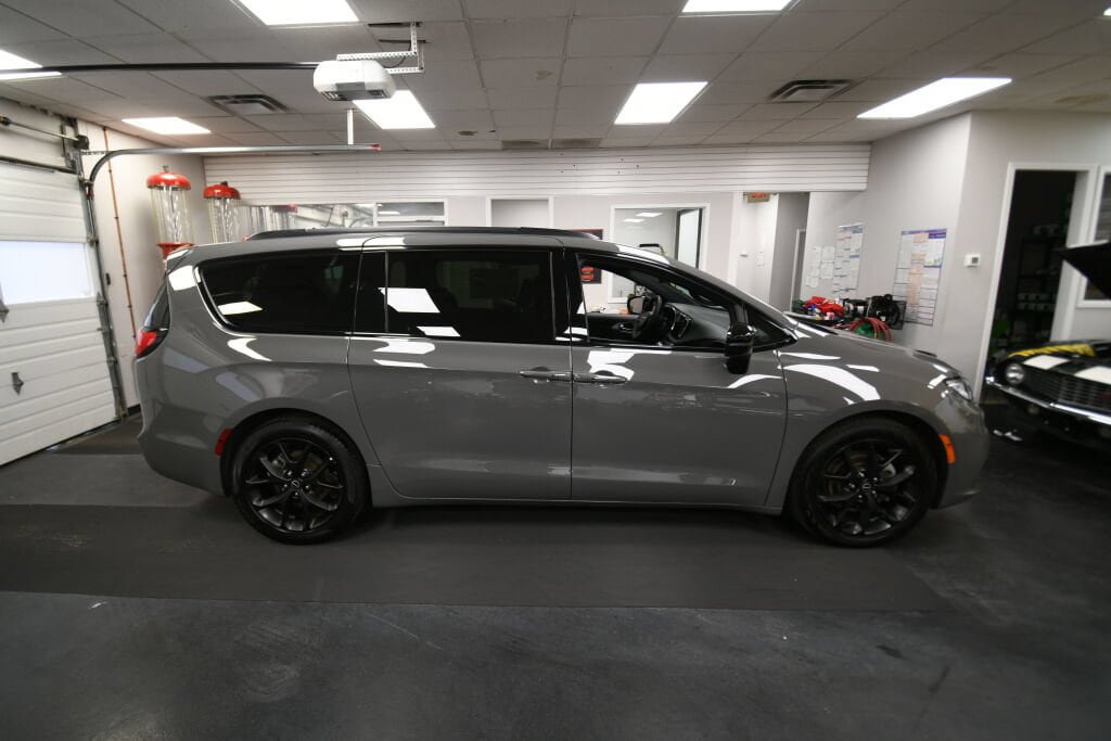 Used 2025 Chrysler Pacifica Limited FWD image 16