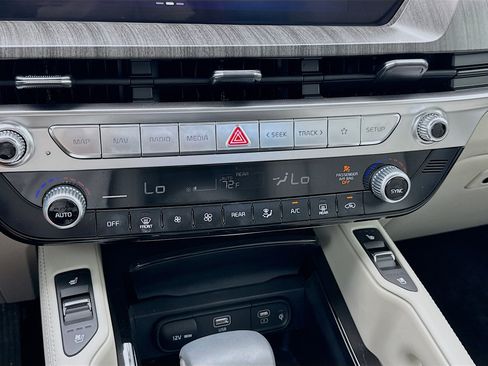 Used 2025 Kia Telluride EX w/ EX Captain's Chair Package FWD image 12