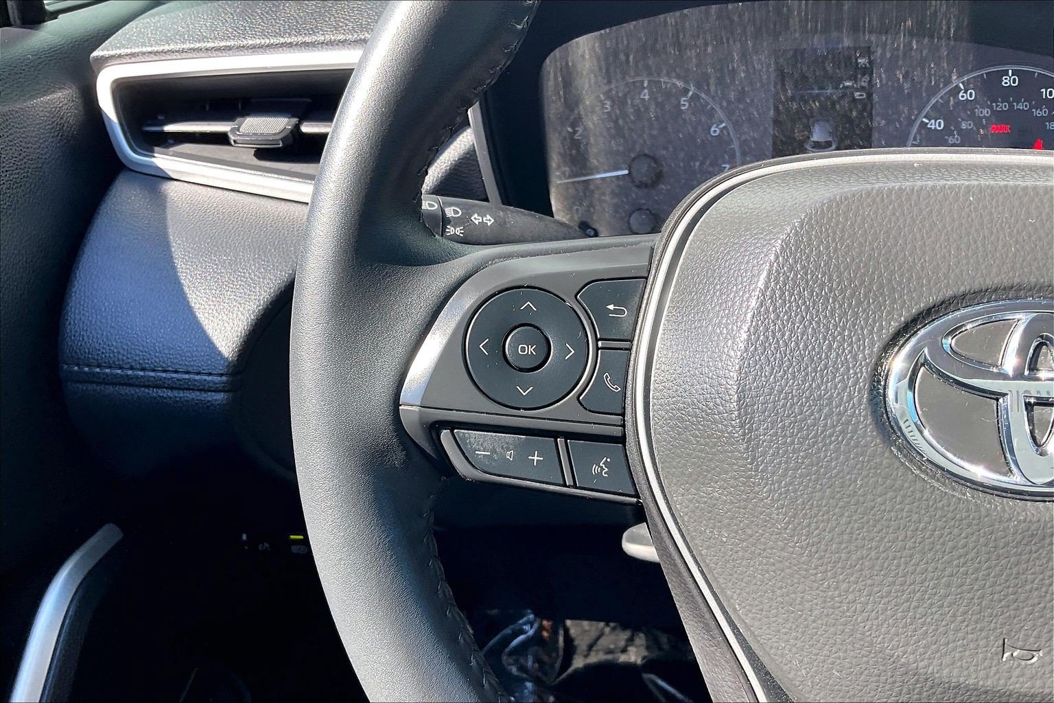 Used 2025 Toyota Corolla Cross LE AWD/4WD image 23