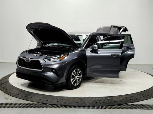 Used 2020 Toyota Highlander XLE image 11