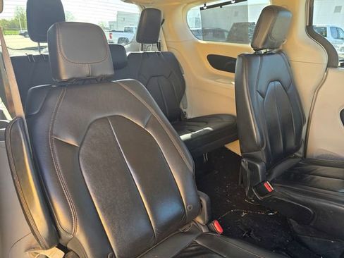Used 2017 Chrysler Pacifica Touring-L w/ Tire & Wheel Group FWD image 14