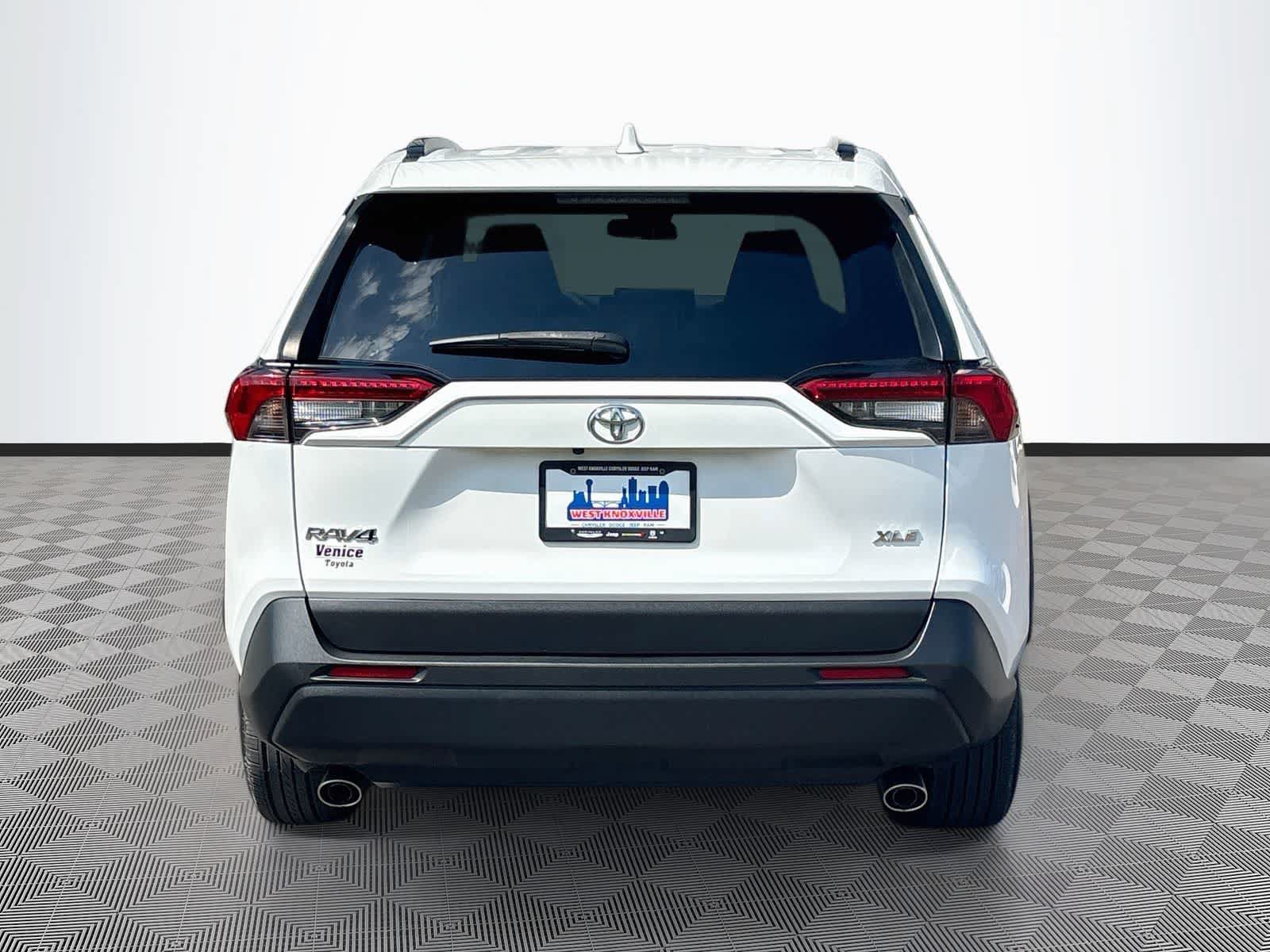 Used 2021 Toyota RAV4 XLE w/ Convenience Package FWD image 6