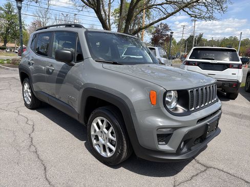 Used 2022 Jeep Renegade Latitude w/ Convenience Group AWD/4WD image 2
