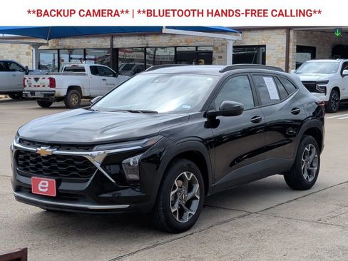 Used 2025 Chevrolet Trax LT FWD image 3